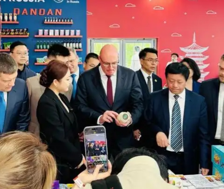 俄罗斯经济为何没有崩溃？因为就算不靠中国市场，俄罗斯自给自足都不会出事。
就这么
