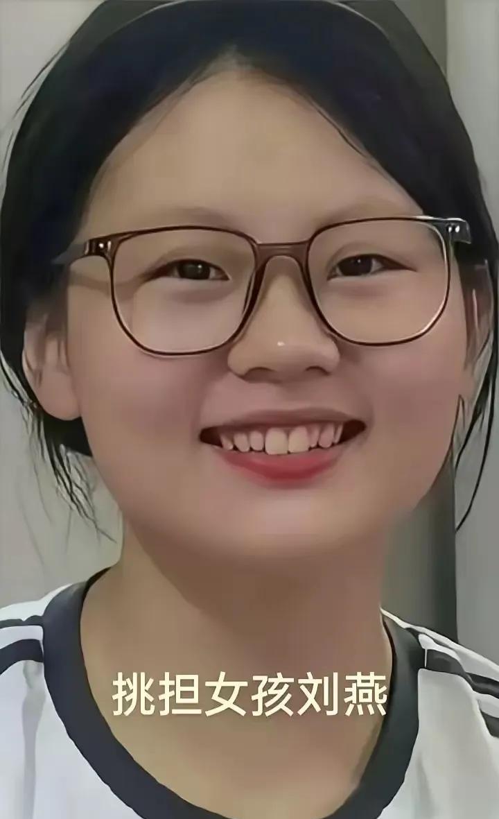扁担女孩出镜了！
说起最近的动静，她挠挠头笑：