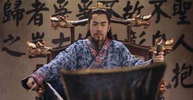 	1565年，85岁的严嵩被抄家，儿子严世蕃被处斩。严嵩跪在徐阶面前哀求：“能否