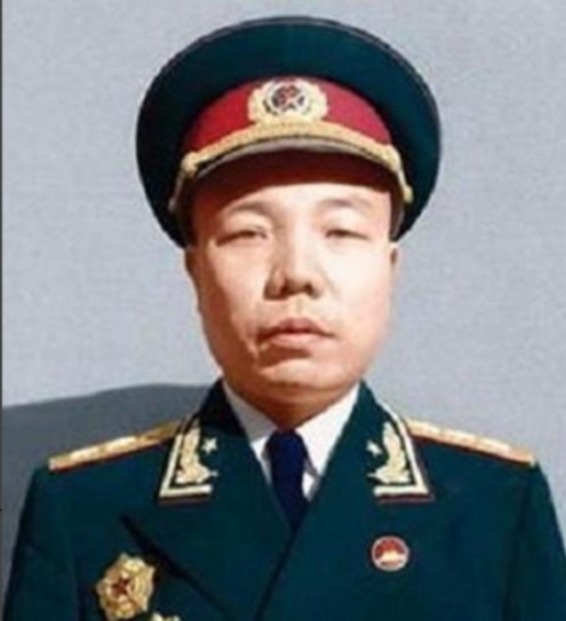 1949年，萧华被任命为广西省委书记。然而，就在他准备赴任之际，毛主席给华中局发