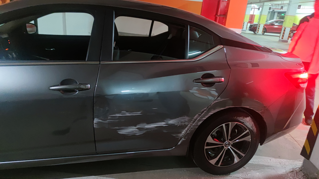 新手女司机的教训
昨天是提车的第四天，结果一不小心。心痛啊