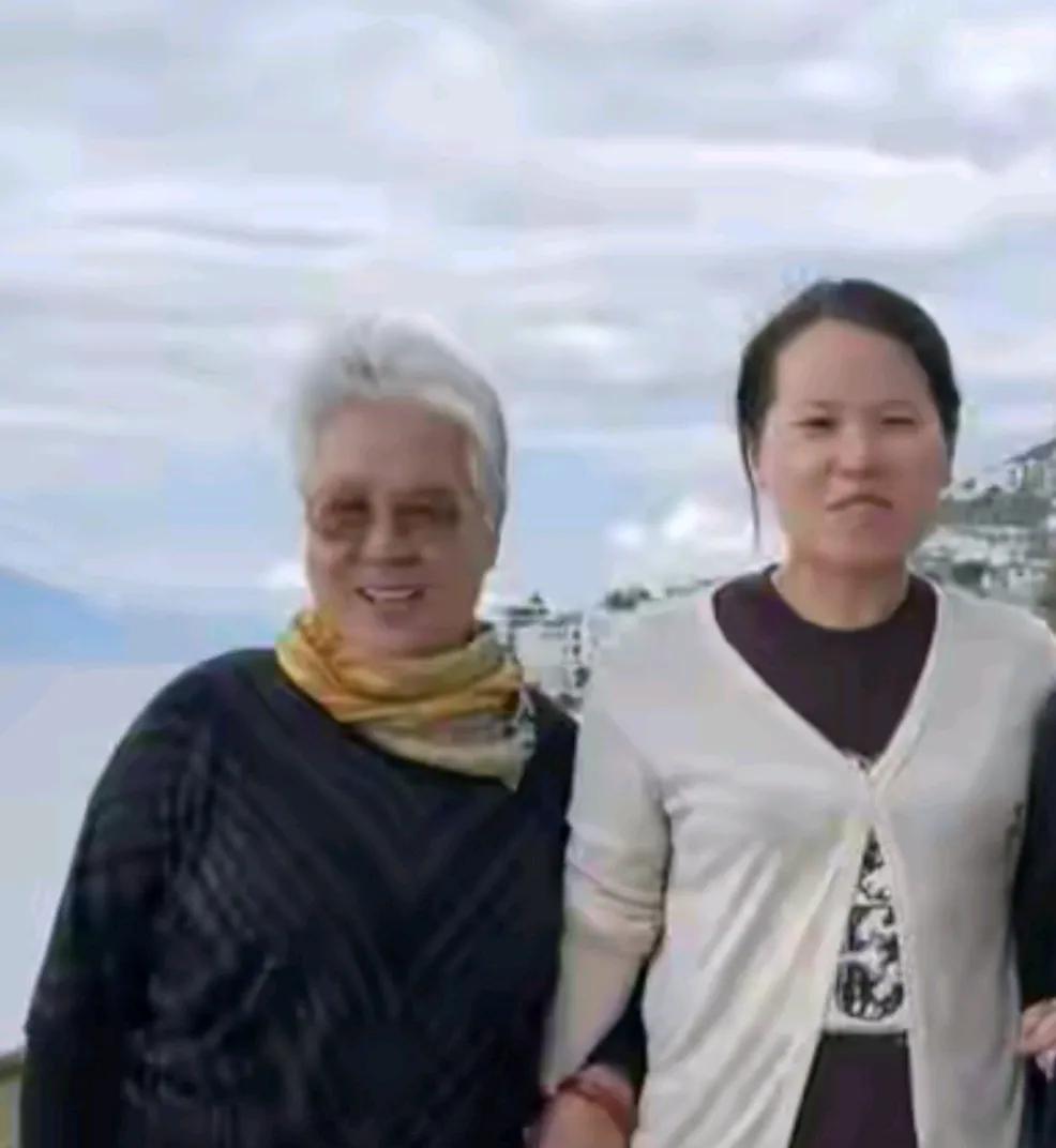 小二对母亲说：“我就把她当作您，冷了就喊妈，饿了也喊妈。”  这句朴实的话语，道