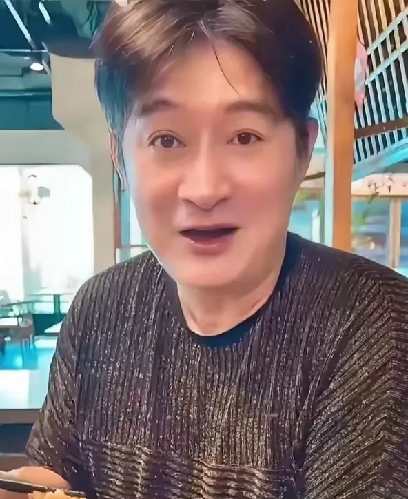 黄安高铁自带加热饭盒











震惊！明星黄安竟然在高铁上吃自带的饭