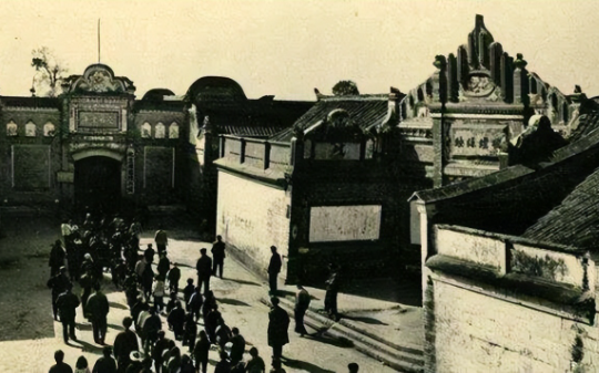 商人逐利、文人摇旗，为刘文彩洗白家族千人祭祖，“恶霸地主庄园”成了流量密码