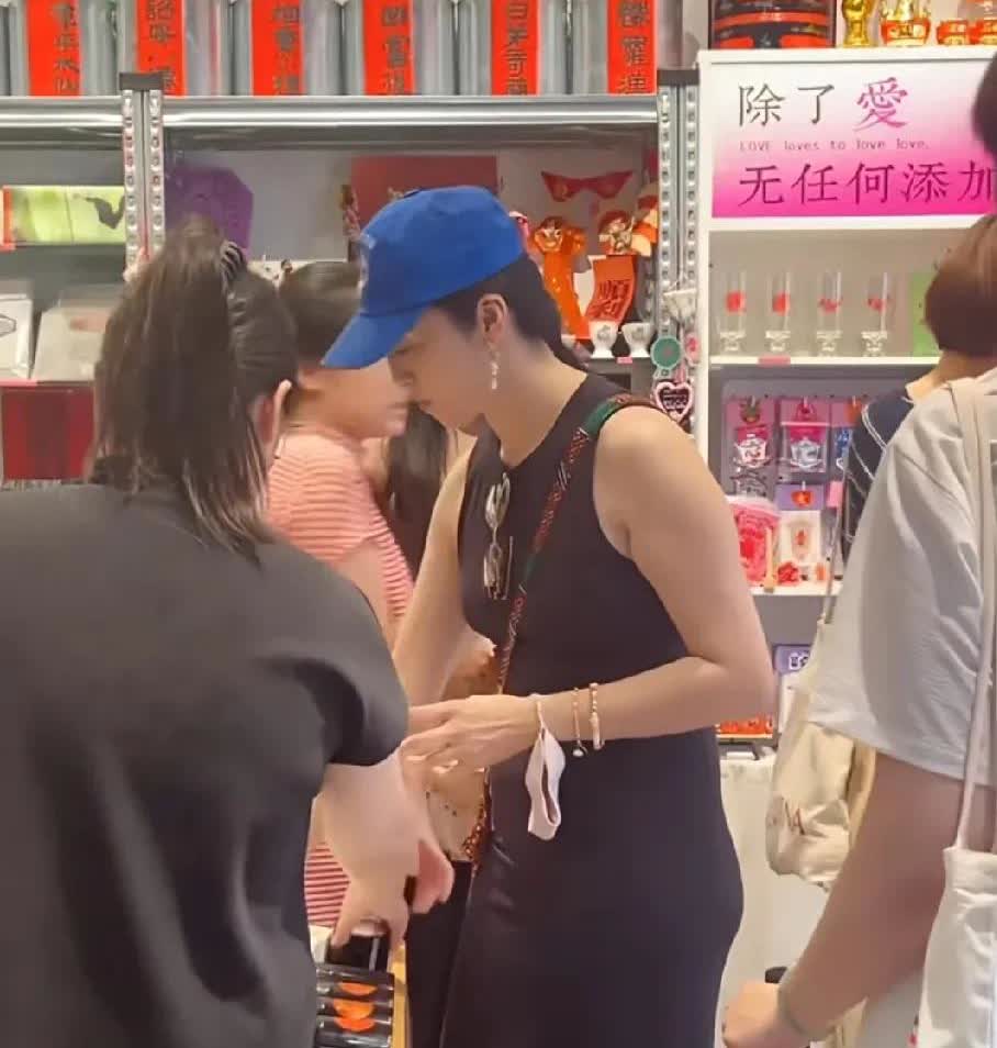 网友偶遇姚晨了，她不是一直有运动吗 身材管理怎么能这样！