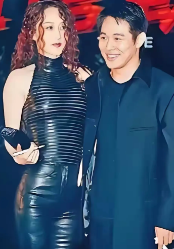 这段婚姻明显就是男方爱的多，李连杰每次和老婆一起都笑的很开心。并且他认为老婆是最