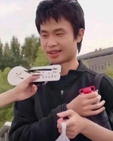 韦神:吃个饭都不能安静，都懒得理你们！这也许就是人与神的区别。
 
韦神不善于应