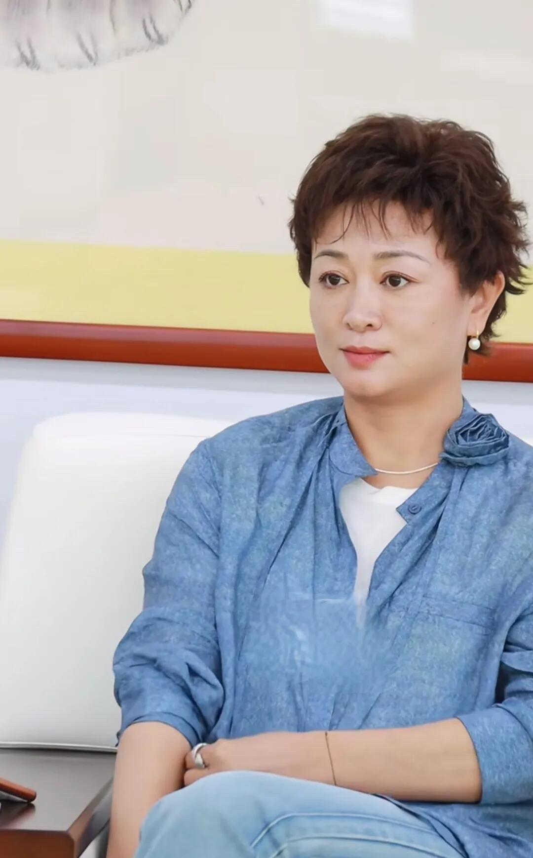 看来中年女人是不能留这一种短发的，就像照片中的女演员才四十多岁，但看着像50多岁
