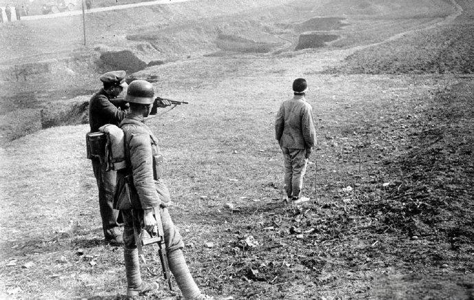 1946年12月31日，南京雨花台刑场，虐杀我无辜百姓的日军战犯鹤丸光吉被执行枪