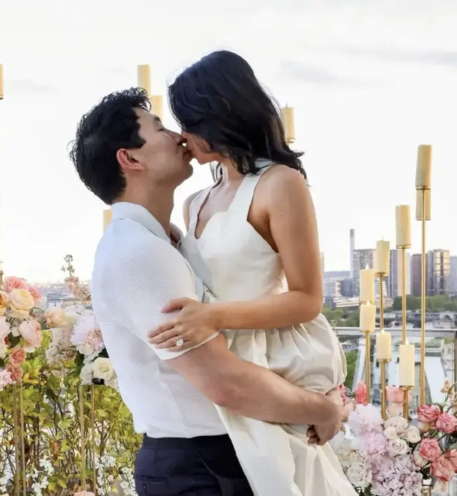 刘思慕求婚得偿所愿 情侣甜蜜合照秀恩爱