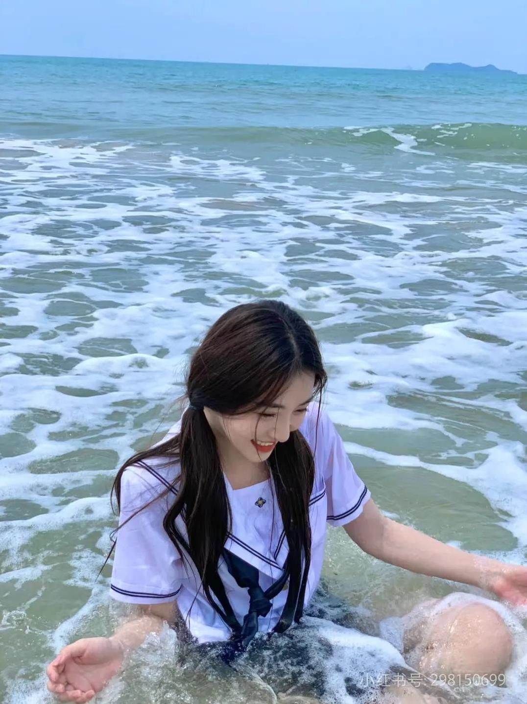 《海》
天气太热来海边，
海中浪花万千千。
美女对海好想往，
…………？
拋砖引