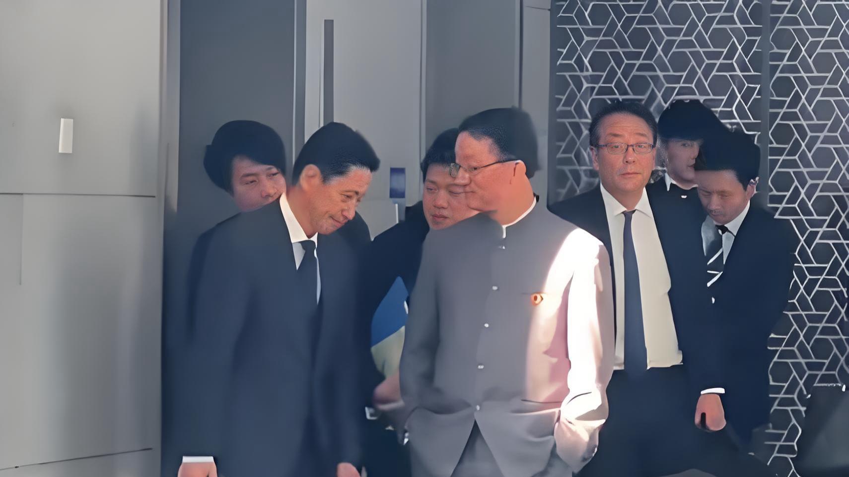 两手插兜与低头前倾：外交场合的肢体语言，藏着中日博弈的真相