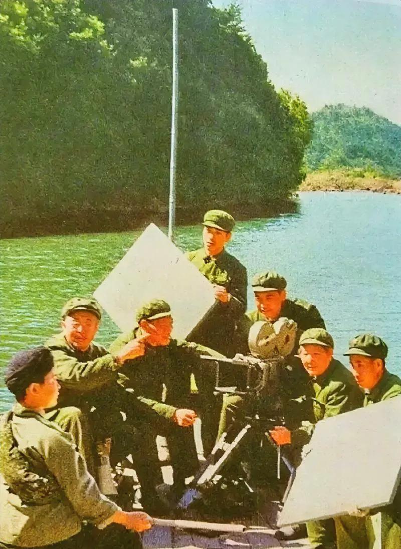 这是1973年，《闪闪的红星》摄制组在江西拍摄外景，我们看到了潘冬子的扮演者祝新
