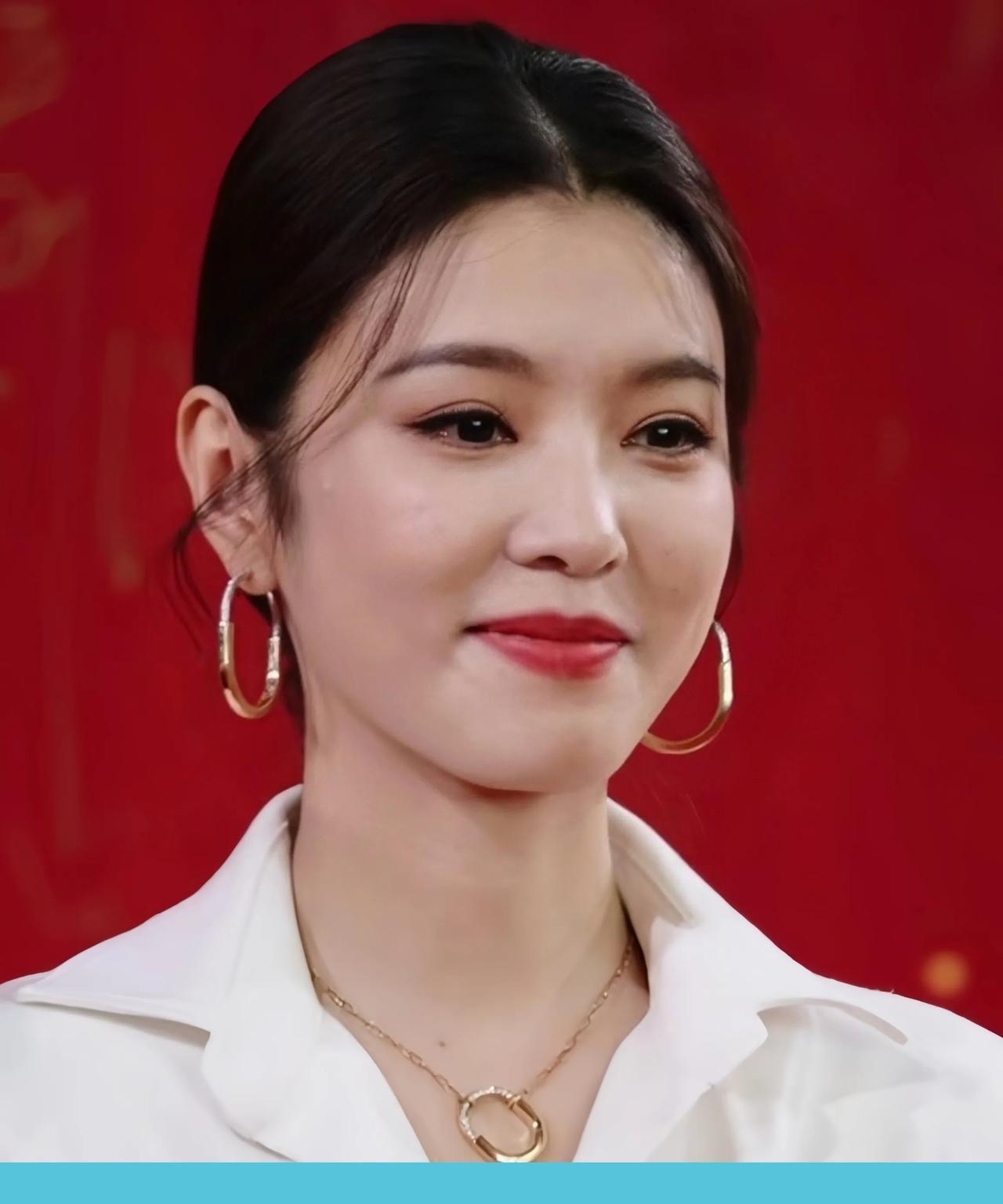 李云霄惊艳亮相活动现场，高清视频里的她状态绝佳！无论是颜值还是气质都堪称一绝，举