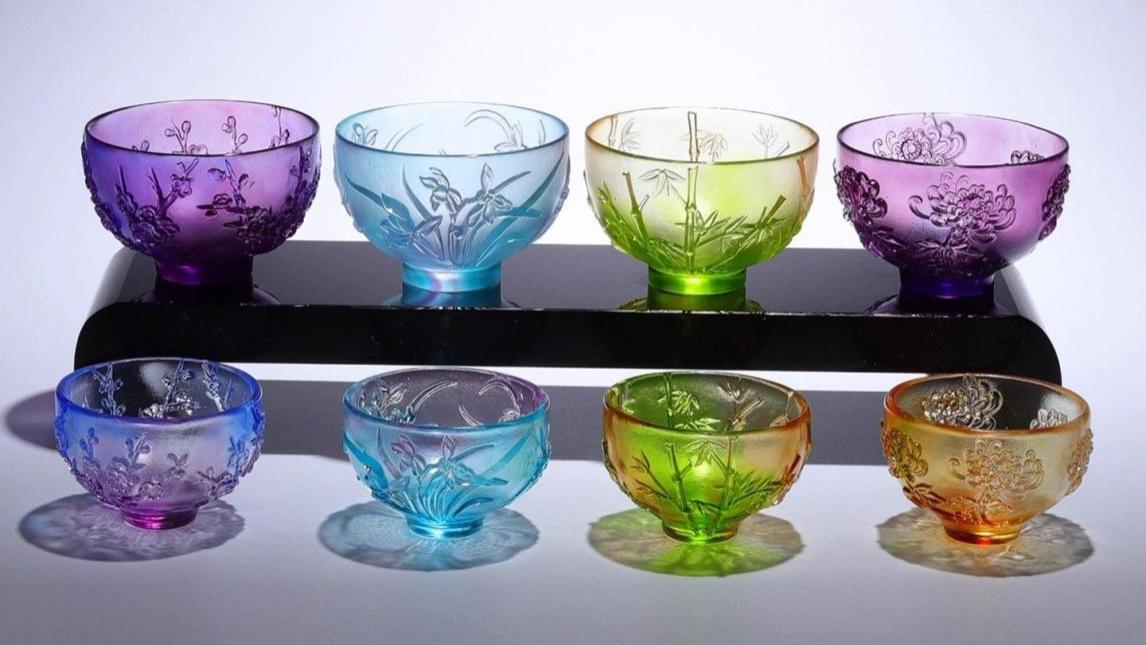 杯中君子：古法琉璃与梅兰竹菊的诗意邂逅