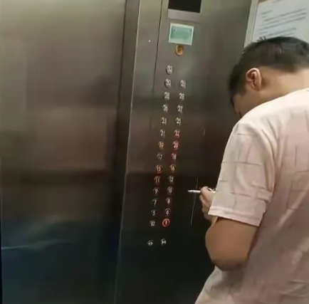 广东广州，农村来的民工黄某在小区给业主搬办公用品，累得不行坐电梯时烟瘾犯了，就抽