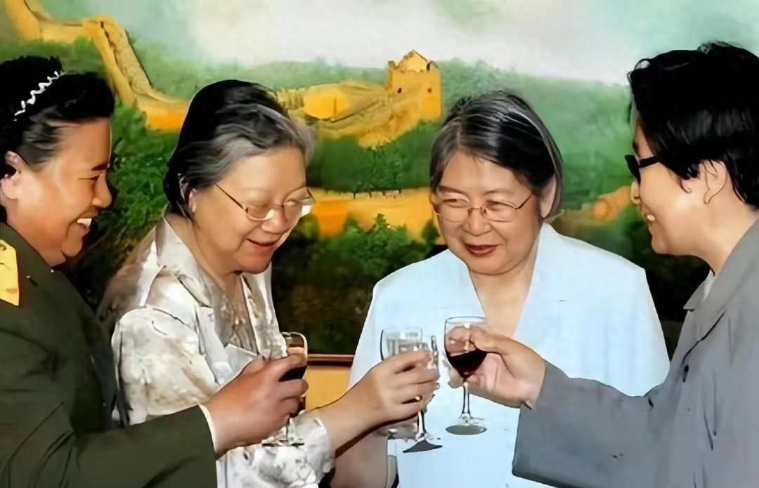 2006年，毛主席的两位女儿李敏、李讷与儿媳刘思齐（毛岸英遗孀）、邵华（毛岸青妻