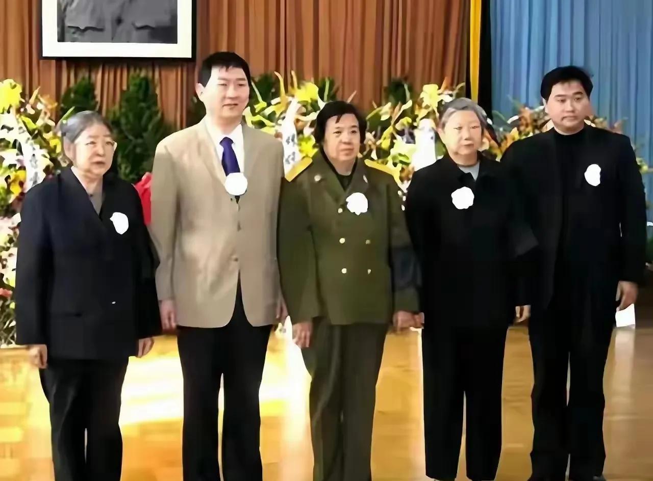 毛岸青葬礼上，李敏胸戴白花与亲人合影，穿军装的就是邵华！
这是2007年在毛岸青