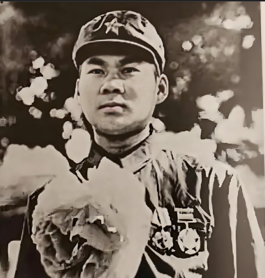 1979年，我军战士巡逻时，在玉米地里发现一手脚溃烂的人，他身上却背着枪，还挂着