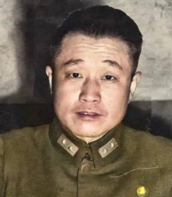1949年，被俘的杜聿明被押到一处村庄，解放军给他端上了红烧牛肉，马肝烧大蒜，马