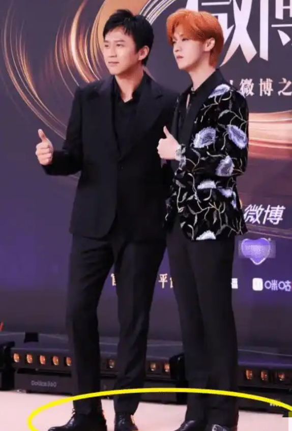 很多人以为鹿晗身高只有170，但是和179的邓超站一起看不出高矮