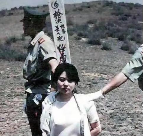1993年7月，22岁的任雪在枪决前，朝行刑警张开了嘴。



酷暑难耐的199