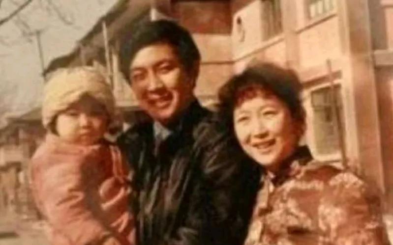 35年了，唐国强终于遭到了“反噬”，原配孙涛可以瞑目了。35年过去了，当年那个为