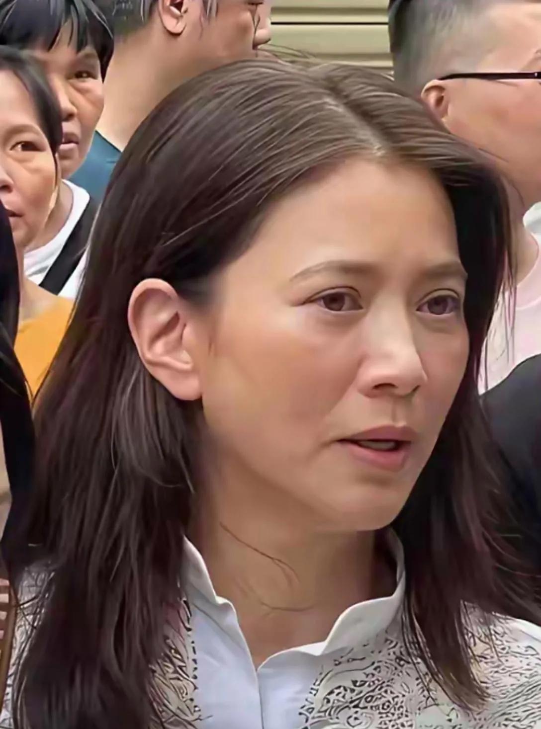 哇塞，镜头中的袁咏仪丝丝缕缕的白发一目了然，法令纹清晰可见，肤色黄中透红，眼球发