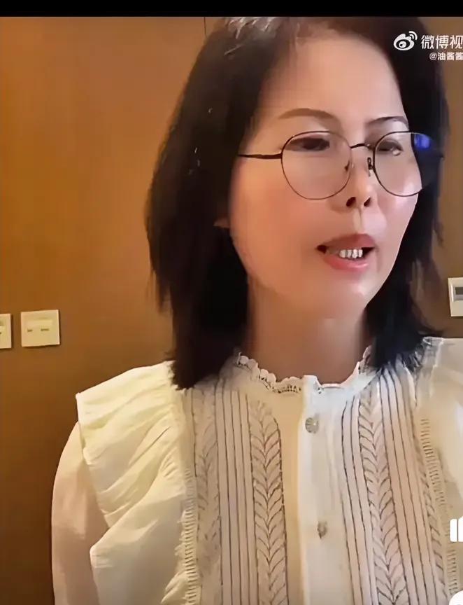 汪小菲家的保姆又又又直播了，感觉女雇主去世后，这保姆得日子反而滋润很多啊。
以前
