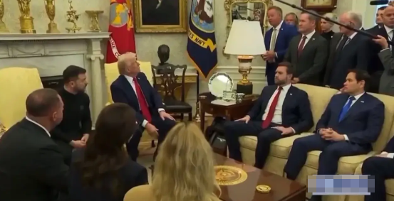 美国极右媒体记者质问泽连斯基为什么在美国总统办公室不穿西装，声称很多美国人都对他