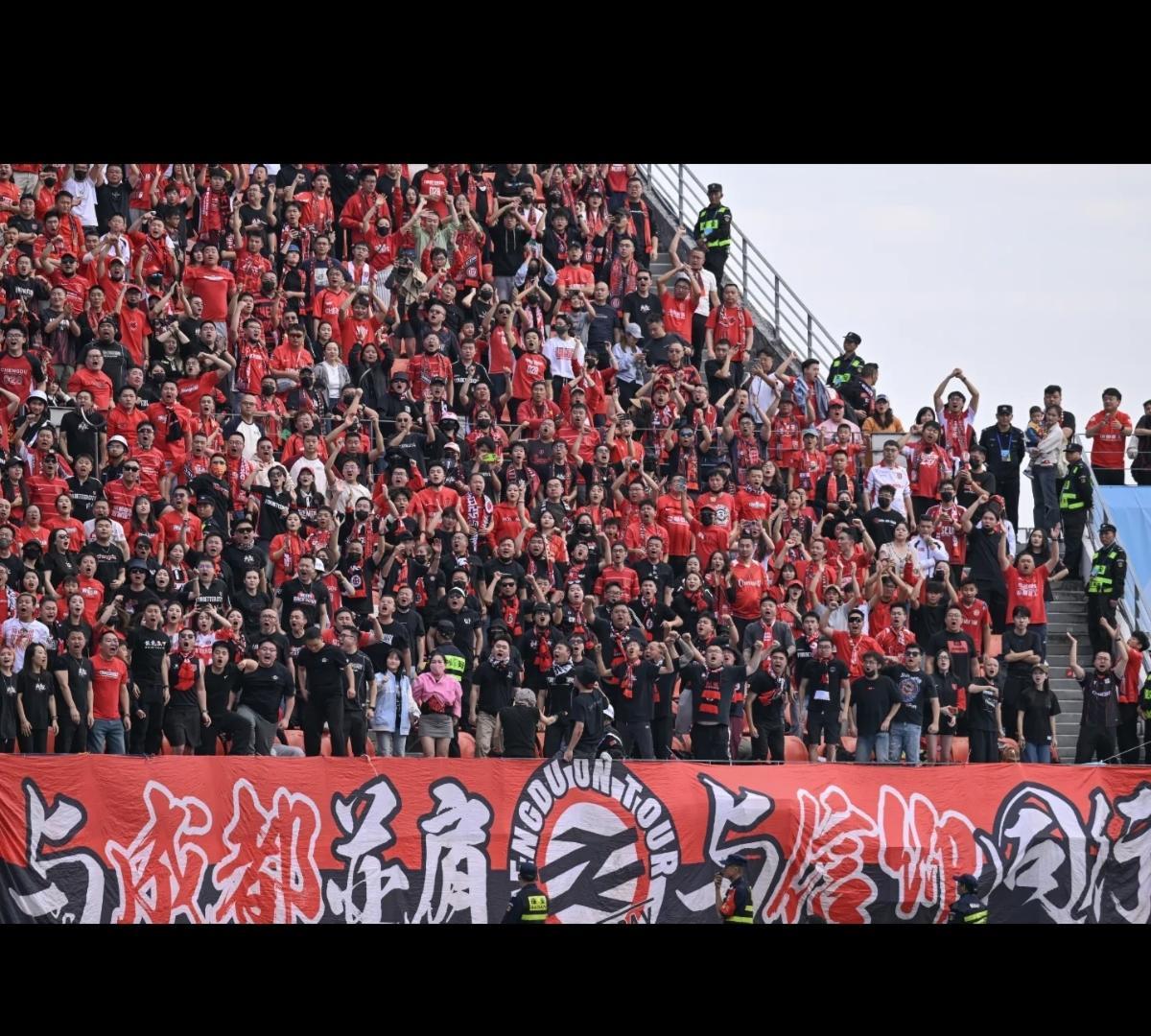 董岩峰的低级失误，差点造成成都蓉城败局收官。
成都蓉城客战深圳新鹏城，比赛才开始