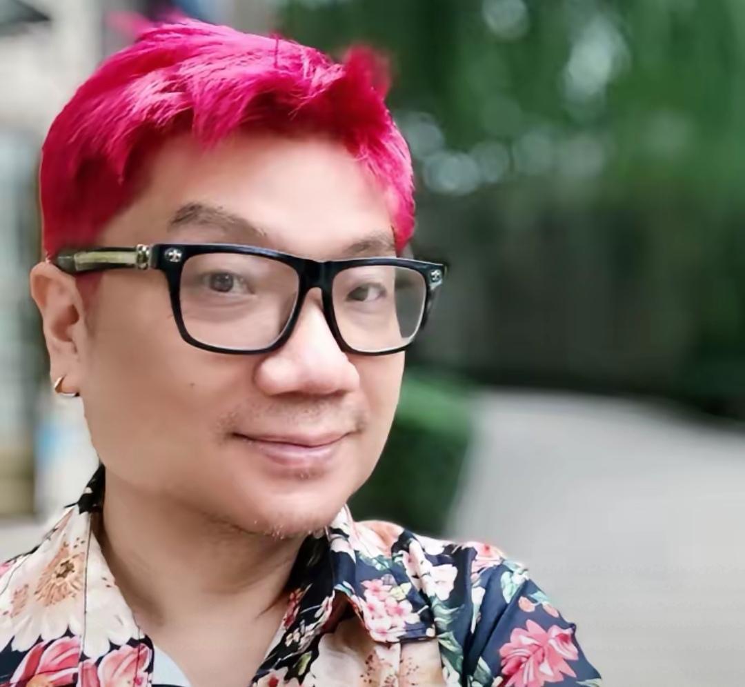 普通教师家庭走出的他，凭什么在娱乐圈掌握“话语权”？真相令人意外…
1968年，