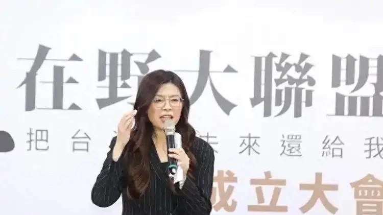 郑丽文喊两岸和平是天大的事，见高市早苗引热议，她到底在打什么算盘
最近，国民党主