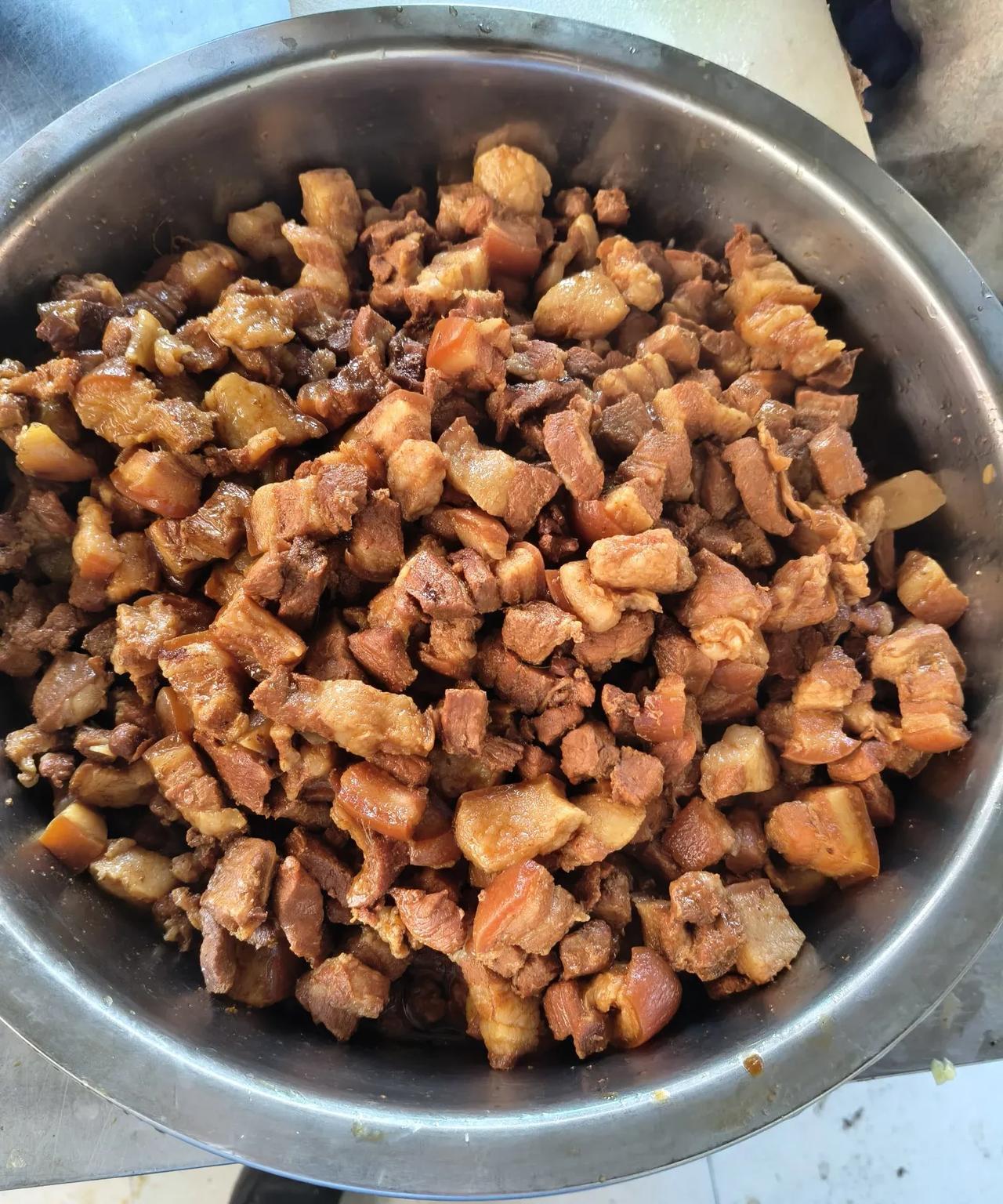 1红烧肉
2红烧狮子头
3炸萝卜丸子
4小鸡炖土豆干粉条
5溜肉段
6i孜然肉片