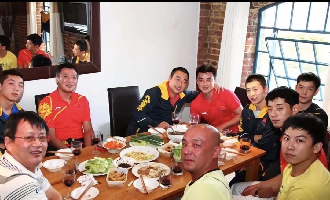 认识这些人吗？
国乒的老队员，老教练。
教练几乎都还在，队员们要么退役，要么转型