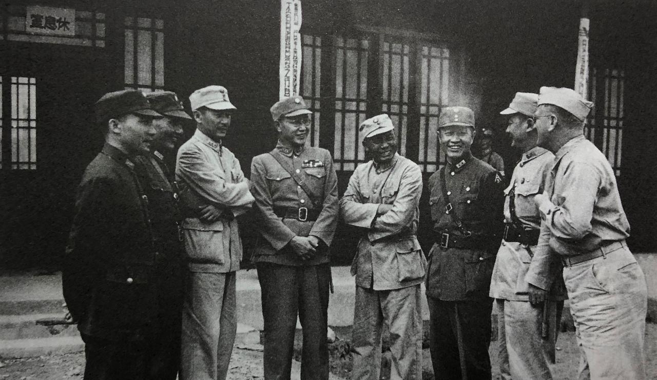 1945年8月芷江受降仪式后，中国军队高级将领与中国战区美军作战司令部参谋长柏德