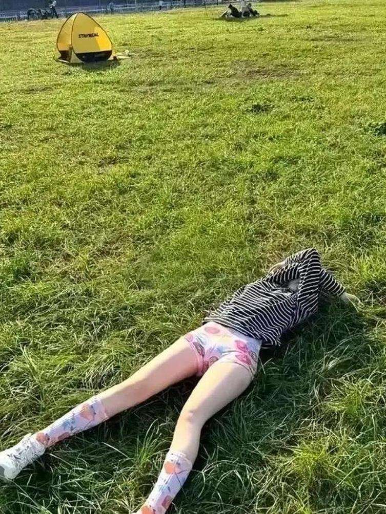约她出来踏青，不知道为啥生气了，