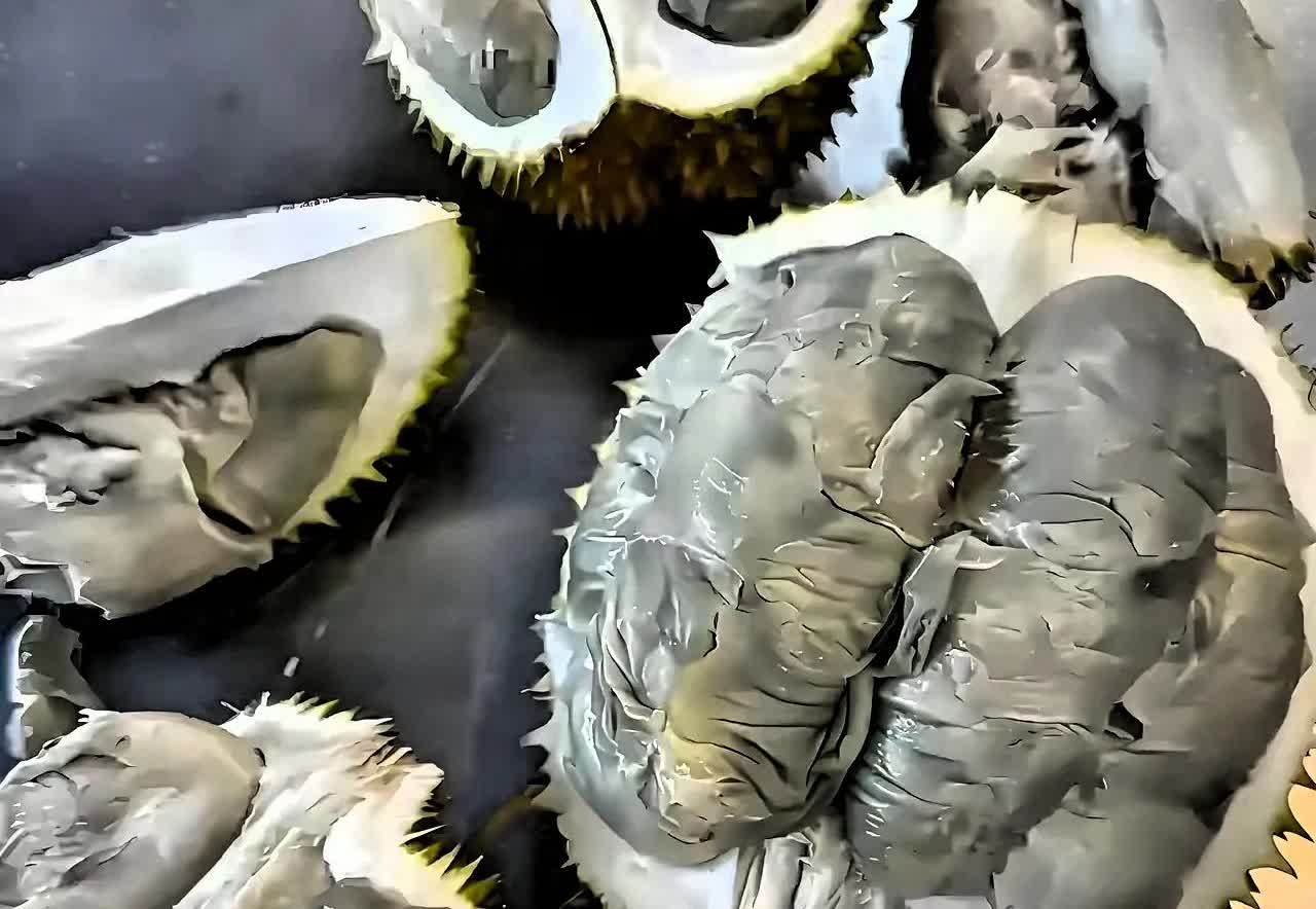 家人们谁懂啊！
超市说马来西亚进口的榴莲打折，我可太激动了，直接抱回两个。一到