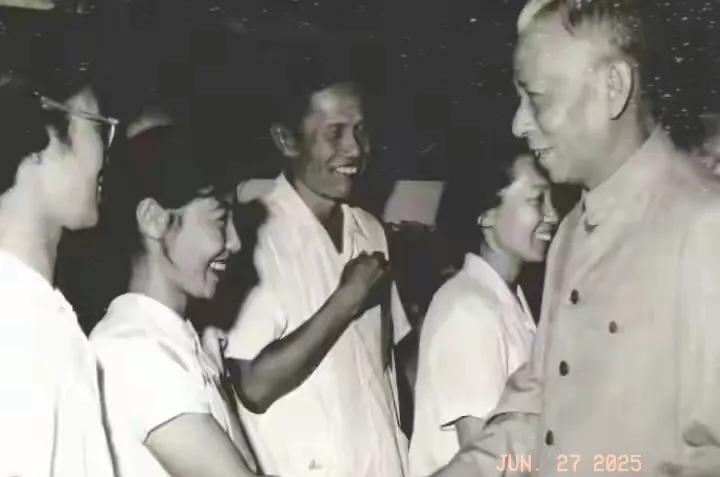一张老照片。
这是一张60年代，刘少奇主席接见作曲家翟希贤，歌唱家郭兰英，雕塑家