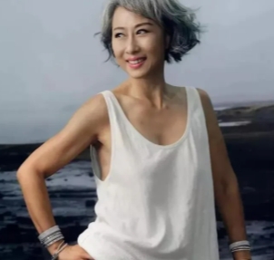 叶倩文真的超美！虽然头发全白了，但完全不像老年人。

 她的美是那种自然原生态的