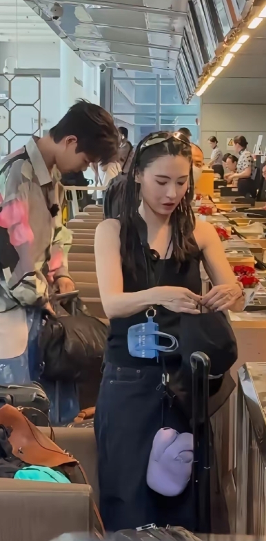 上海虹桥机场偶遇张柏芝托运行李，

45岁的人年轻得像少女，

皮肤白皙，五官精