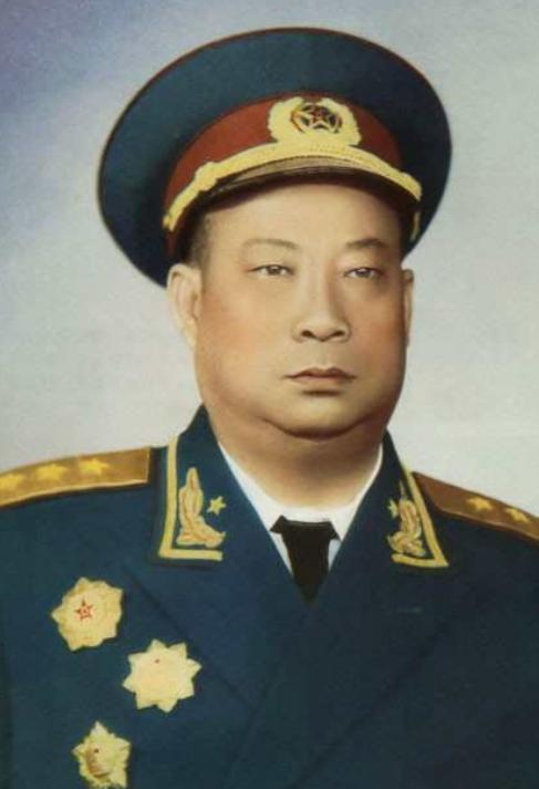 1942年，贺炳炎新婚之夜，却呆坐在床边，新娘哭诉：“你若不喜欢我，干嘛娶我？”
