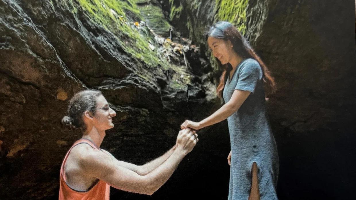 2017年，陕西女硕士远嫁美国，婚后2年被白人老公杀害：当绿卡成为唯一支撑，婚姻还能走多久？