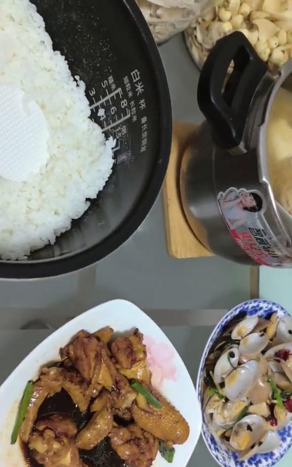 三菜一汤，两杯果汁，一百块钱。