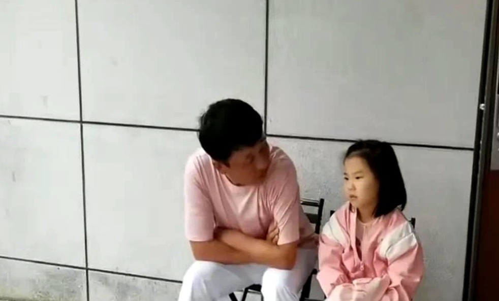 笑笑和爸爸专注聊天，笑笑问爸爸：