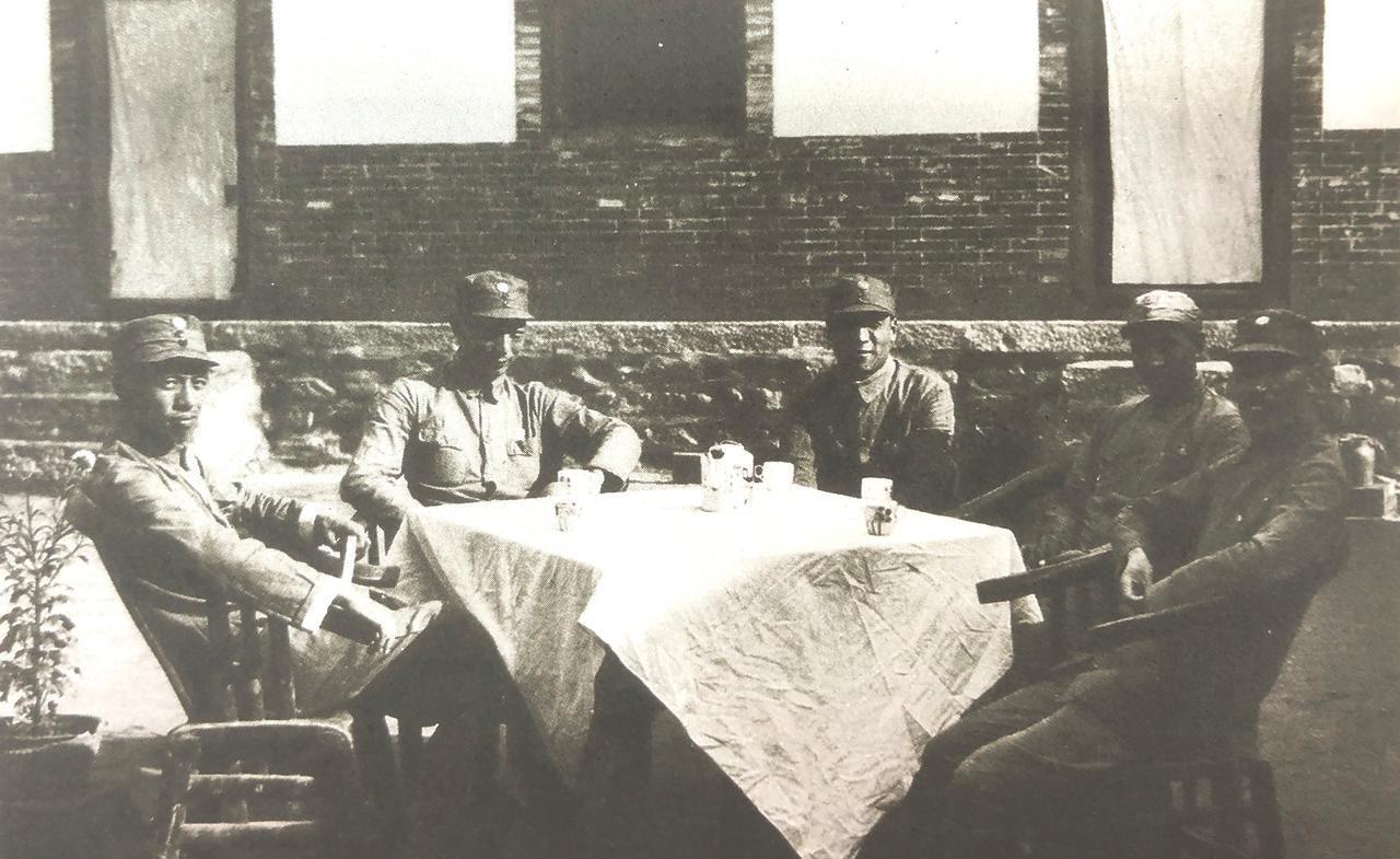 1940年夏聂荣臻在唐县和家庄与晋察冀军区司令部干部商谈工作，左起陈伯钧、聂荣臻