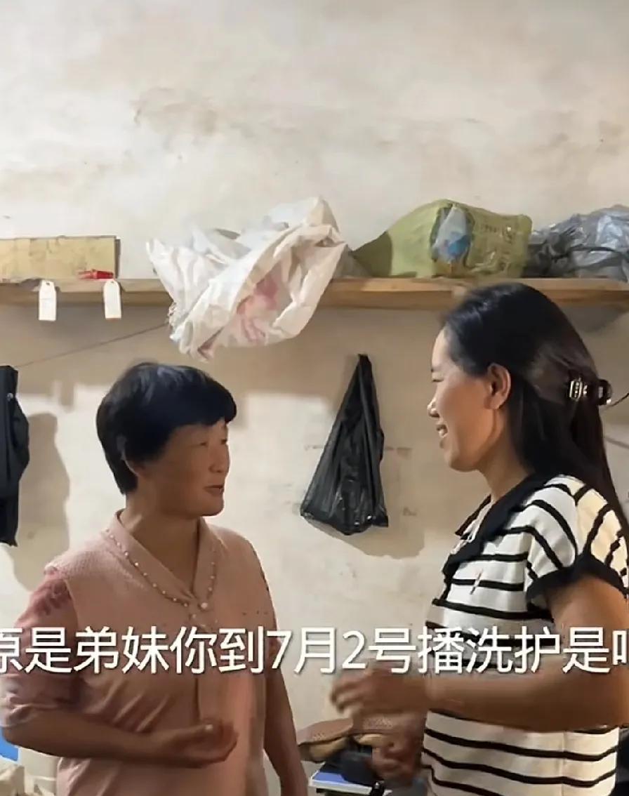 网友形容鹏妈铁人一般，这是缺钱了吗？
刚从大草原回来，正准备下一场的直播，几乎就