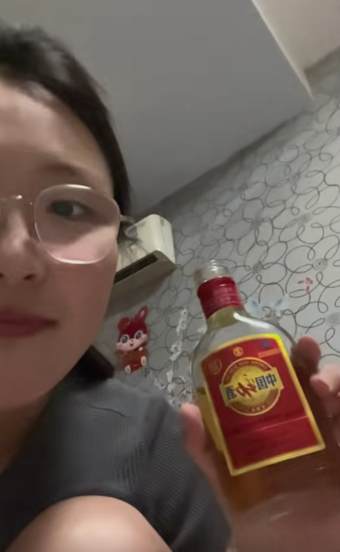 晚上下班没事干，陪女朋友喝点