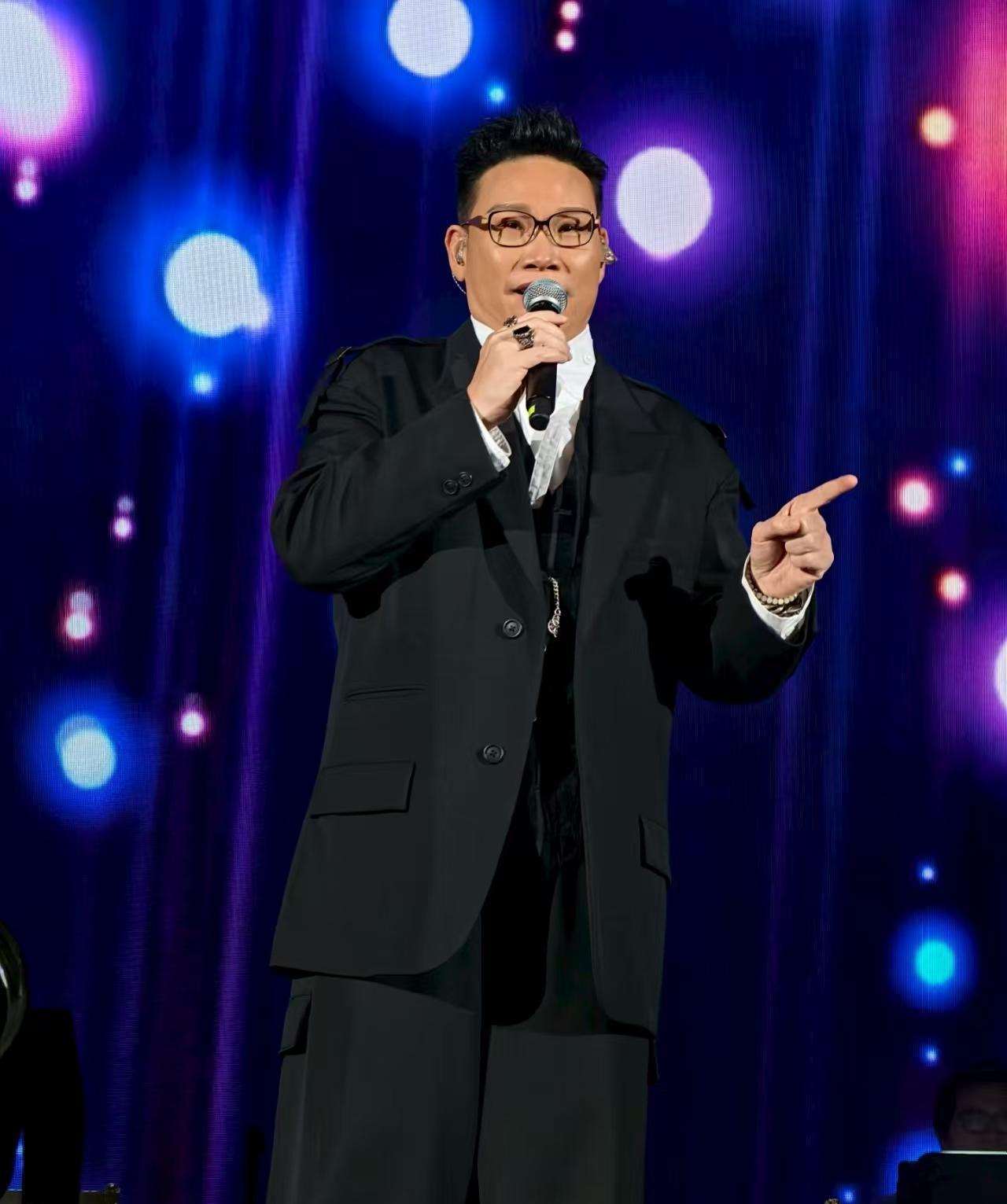 一觉醒来
苏永康成全网最大的讨论焦点了吧
不是他出新歌，也不是他上综艺，而是他1