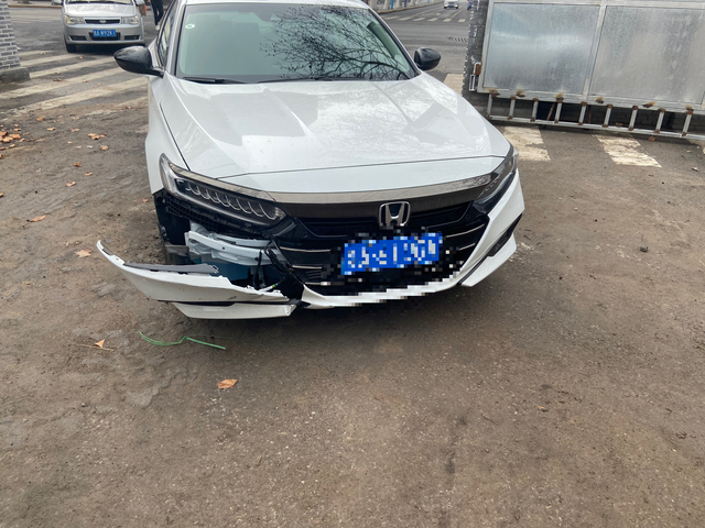 行人保护装置
行人保护装置不容易弹出来啊，我撞成这样都没弹出来。不知道车友圈里这